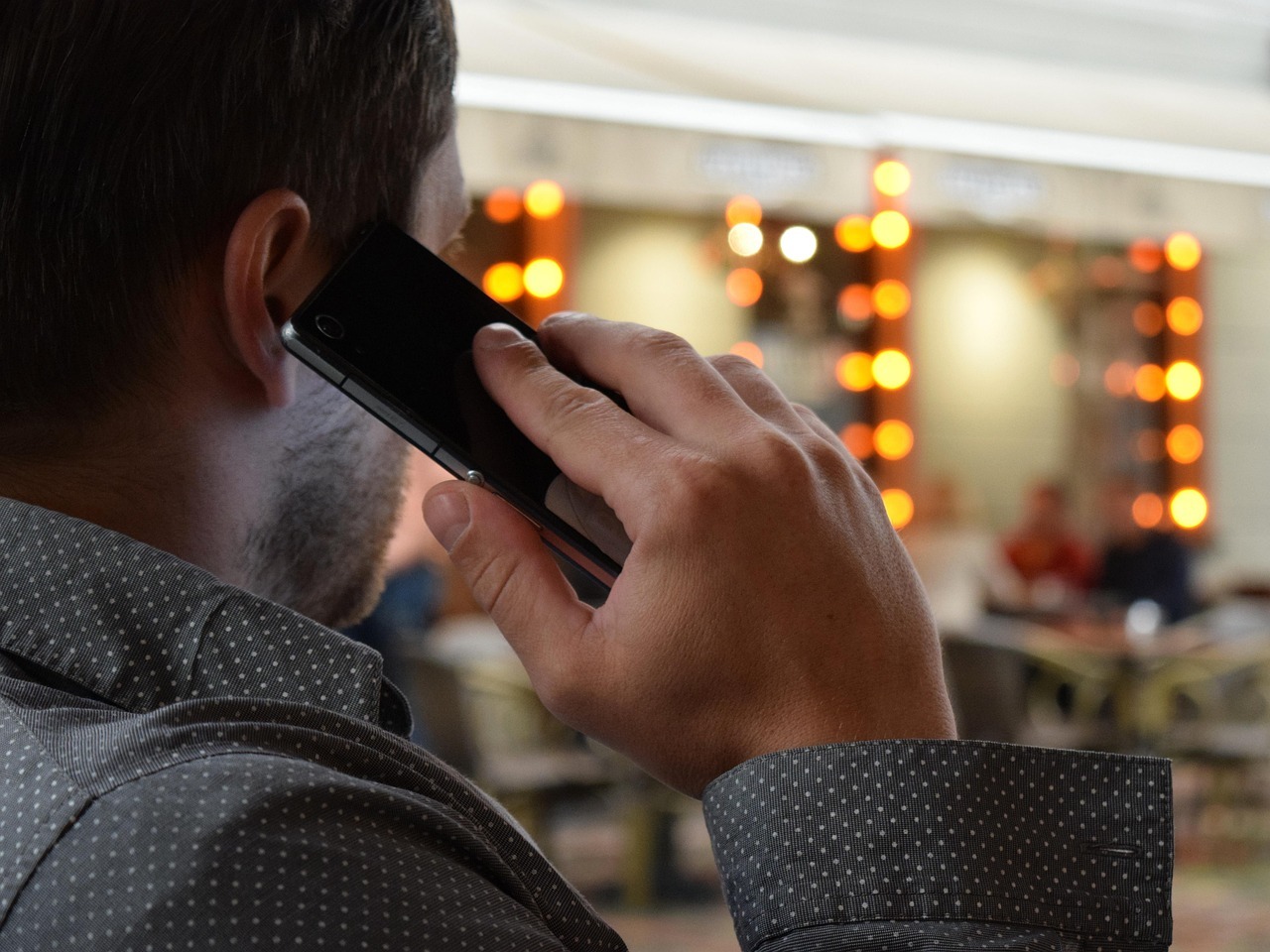 man-talking-on-the-phone-1582238_1280